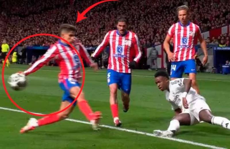 Không phải mọi va chạm trong vòng cấm đều là penalty
